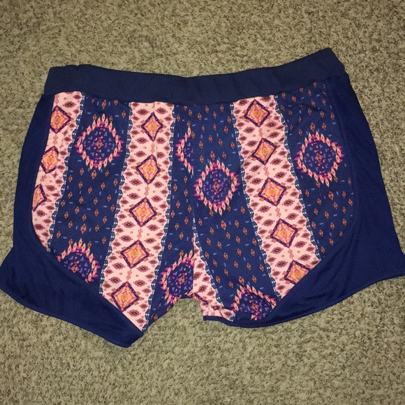 NWOT SUPER CUTE STYLISH PATTERNED SHORTS - Picture 3 of 4
